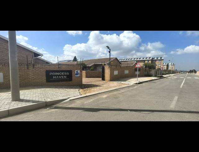 2 BEDROOM TOWNHOUSE FOR SALE IN PRINCESS AH